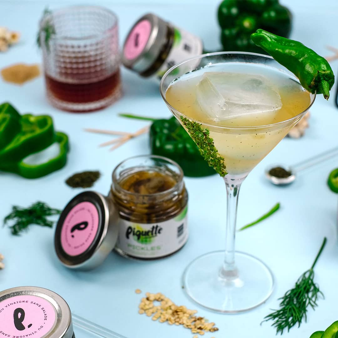 Recette de Dry Martini avec une saumure de pickles de poivrons verts. Gin, vermouth et vinaigre de cidre. Un cocktail classique revisité. 